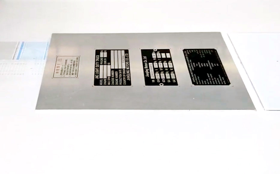 UV平板打印機(jī)金屬標(biāo)識(shí)牌打印